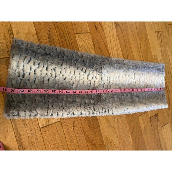 Women’s soft Plush Gray & White Infinity Scarf size 10” x 31” - Picture 5 of 5
